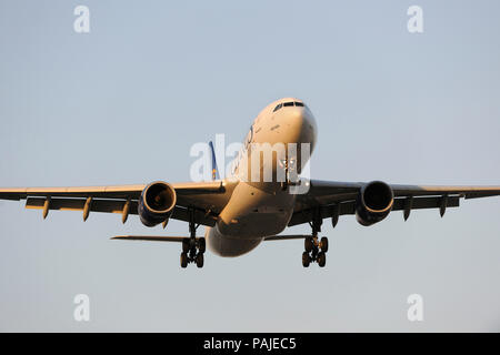 Cyprus Airways Airbus A330-200 sur l'approche finale à Heathrow Banque D'Images