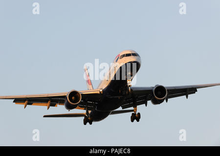 British Airways Boeing 757-200 sur l'approche finale à Heathrow Banque D'Images