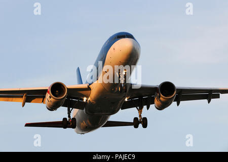 Airbus A320 sur l'IMC-final approche à Heathrow Banque D'Images