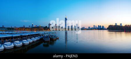 Lac Xuanwu Nanjing Financial District building paysage nuit Banque D'Images