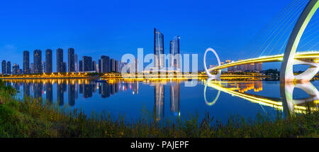 Chine Nanjing city skyline et les bâtiments modernes, paysage de nuit. Banque D'Images