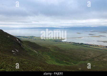 Vue depuis la montagne Croagh Patrick dans le comté de Mayo, Westport, côte ouest de l'Irlande, l'océan Atlantique. Incroyable vue panoramique sur la mer et les paysages de montagne avec des îles Banque D'Images