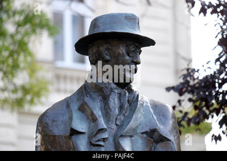 Statue du premier ministre Imre Nagy qui regarde le parlement hongrois d'un pont à Budapest, Hongrie Banque D'Images