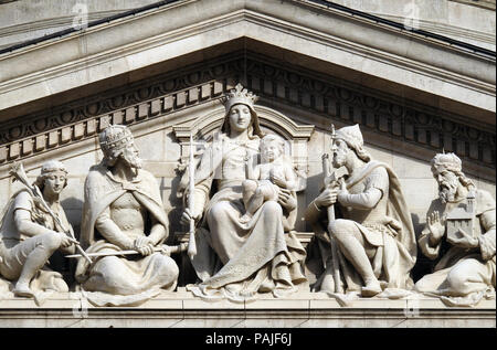 Tympan bass relief montrant la Vierge Marie et de saints hongrois, la basilique Saint-Étienne à Budapest, Hongrie Banque D'Images