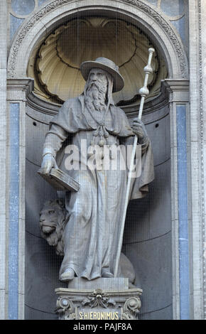 Statue de Saint Jérôme sur la façade de la basilique Saint-Étienne à Budapest, Hongrie Banque D'Images