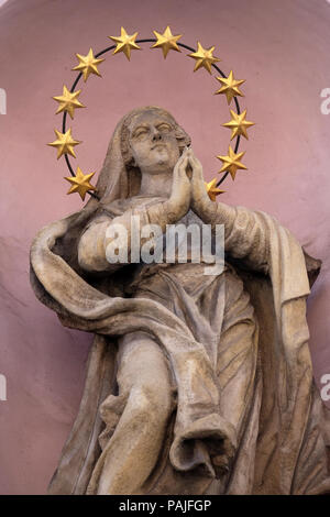 Vierge Marie statue sur la façade de l'église Saint François à Budapest, Hongrie Banque D'Images