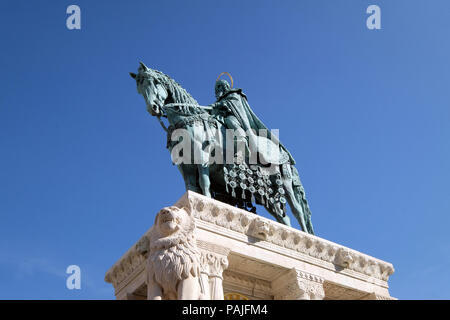 Statue équestre du roi Saint Stephen à la Bastion des pêcheurs sur la colline du château de Budapest, Hongrie Banque D'Images