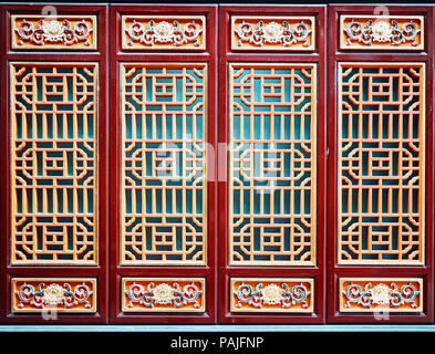 Rouge en bois chinois et porte d'or, harmonisation des couleurs appliquées. Banque D'Images
