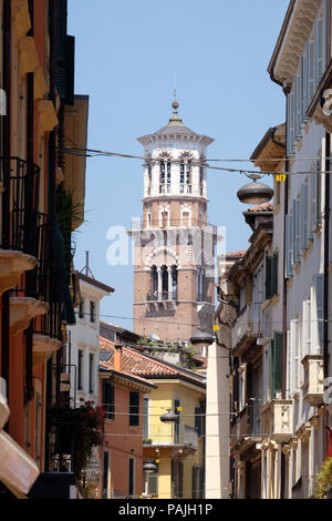 Torre dei Lamberti - tour médiévale du XI siècle Lamberti - 84 m. Piazza delle Erbe, site du patrimoine mondial de l'UNESCO, à Vérone, Italie Banque D'Images