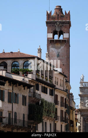 Torre del Gardello près de Palazzo Maffei sur Piazza delle Erbe square à Vérone, Italie. Banque D'Images