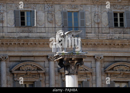 Lion de Saint Marc, symbole de la République de Venise sur une colonne de marbre blanc sur la Piazza delle Erbe de Vérone, Italie Banque D'Images