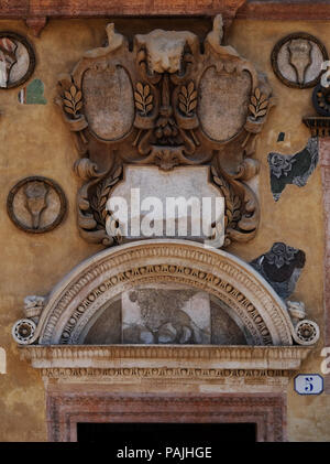 Bass relief sur le mur du Palazzo Ragione sur la Piazza dei Signori à Vérone, Italie Banque D'Images