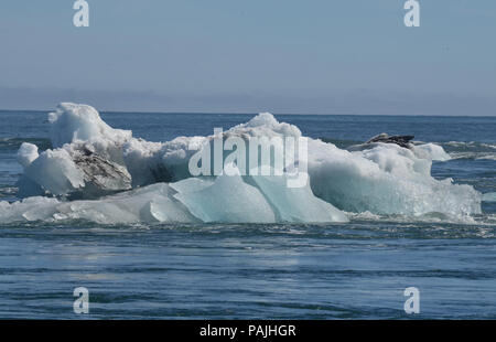 Superbe vue d'un gros iceberg de sédiments dans une lagune Banque D'Images