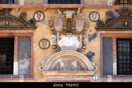 Bass relief sur le mur du Palazzo Ragione sur la Piazza dei Signori à Vérone, Italie Banque D'Images