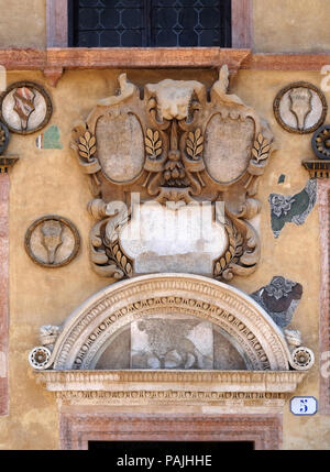 Bass relief sur le mur du Palazzo Ragione sur la Piazza dei Signori à Vérone, Italie Banque D'Images