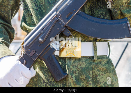Le soldat russe avec une Kalachnikov AK 74 fusil dans ses mains. Banque D'Images