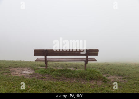 Un banc de parc donnant sur une mer de brouillard sur un matin d'automne sur Hampstead Heath, au nord de Londres Banque D'Images