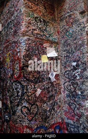 Mur plein de messages d'amoureux dans la maison de Juliette à Vérone, Italie Banque D'Images