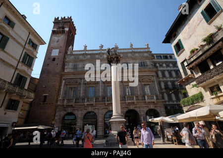 Piazza delle Erbe la place du marché avec le Baroque Palazzo Maffei à Vérone, Italie Banque D'Images