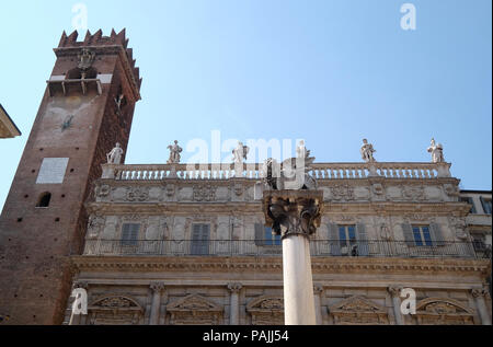 Piazza delle Erbe la place du marché avec le Baroque Palazzo Maffei à Vérone, Italie Banque D'Images