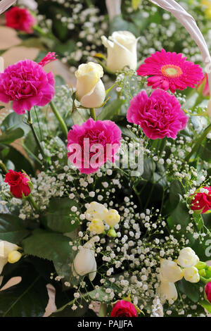 Bouquet de fleurs dans un panier Banque D'Images