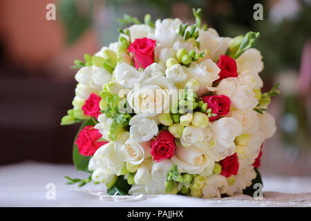 Weddin bouquet de roses rouges et blanches Banque D'Images