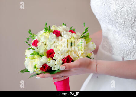 Bride holding bouquet de fleurs colorées avec ses mains sur le jour du mariage Banque D'Images