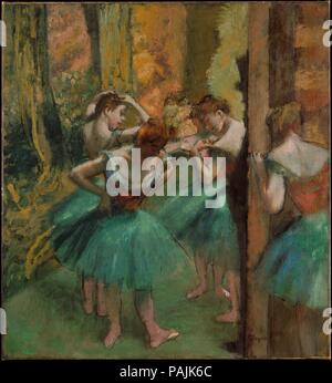 Danseurs, rose et vert. Artiste : Edgar Degas (français, Paris 1834-1917 Paris). Dimensions : 32 3/8 x 29 3/4 in. (82,2 x 75,6 cm). Date : ca. 1890. L'impastoed suggère que Degas surface travaillé directement et largement sur cette photo, la mise en place de passages de la peinture à l'huile avec pinceaux et ses doigts. En mélangeant les couleurs avec du blanc pour les rendre opaque, et en appliquant son épais pigments et en plusieurs couches, il correspond approximativement à la technologie pastel qu'il avait mis au point dans les années 1880. Degas ponctuée la composition avec l'ombre d'un profil haut casquette patron de l'Opéra de Paris, qui e Banque D'Images