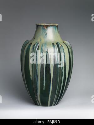 Vase. Culture : français, Paris. Dimensions : 17 3/4 x 10 1/4 in., 15.7 lb. (45,1 × 26 cm, 7,1 kg). Bouilloire : Auguste Delaherche (Français, Beauvais 1857-1940 Paris). Date : ca. 1890. A déterminé que des vaisseaux de poterie doit être considéré comme de véritables œuvres d'art, céramistes d'avant-garde en France dans les dernières décennies du xixe siècle transformé leur métier dans un effort intellectuel et émotionnel. Les pionniers de ce renouveau sont Jean, Carriès Ernest Chapelet, Théodore Deck, et Auguste Delaherche. Ces potiers-artiste révolutionnaire adopté traditions artisanales tout en poursuivant les techniques perdues thro Banque D'Images