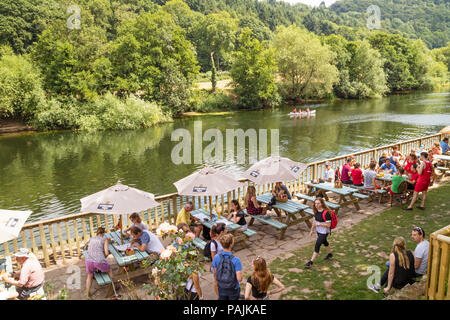 Juillet 2018 L'été à Ye Old Ferrie Inn (est 1473), Symonds Yat, Herefordshire, Angleterre, RU Banque D'Images