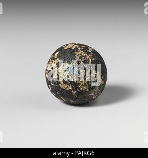 En verre. Culture : Roman. Dimensions : diam. : 1 in. (2,5 cm). Date : 1er-4e siècle après J.-C.. Turquoise Translucide bleu verdâtre sphère solide. De nombreuses petites impressions en forme de croissant en surface, combiné avec quelques cercles et d'éventuelles lettres. Intacte, mais à l'intérieur des fissures ; ternissement et piqûres, avec des zones d'altération irisé brillant. Musée : Metropolitan Museum of Art, New York, USA. Banque D'Images