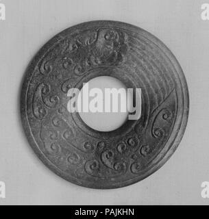 Le disque. Culture : la Chine. Dimensions : diam. 2 1/4 in. (5,7 cm) ; Th. 3/16 in. (0,5 cm). Musée : Metropolitan Museum of Art, New York, USA. Banque D'Images