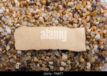 Morceau de papier déchiré sur fond uni Banque D'Images