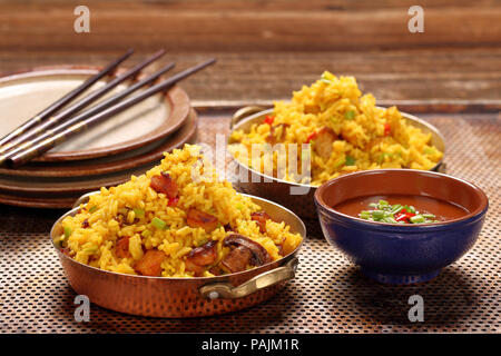 Poulet avec riz basmati frit dans une casserole inoxydable Banque D'Images