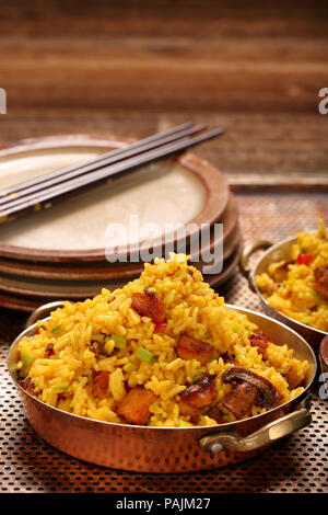 Poulet avec riz basmati frit dans une casserole inoxydable Banque D'Images