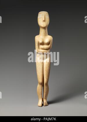 En figure féminine. Culture : des Cyclades. Dimensions : H. 14 5/8 in. (37,1 cm). Date : 2700-2600 (C.-B.). La figure est censée avoir été trouvée avec la cuvette de marbre (34.11.4) et le fragment d'un navire offrant en terre cuite (34.11.5). Musée : Metropolitan Museum of Art, New York, USA. Banque D'Images