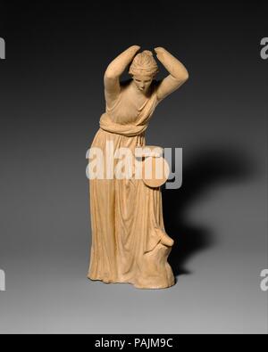 Statuette en terre cuite d'une femme dans une boîte à miroir. Culture : grec, probablement à l'Ouest, peut-être Grec Centuripe. Dimensions : H. 11 1/4 in. (28,6 cm). Date : 3ème-2ème siècle avant J.-C.. Cette femme est titulaire d'un fort miroir sur son genou. Le couvercle est tombé et elle regarde dans la surface réfléchissante, ce qui aurait été très de bronze poli. Musée : Metropolitan Museum of Art, New York, USA. Banque D'Images