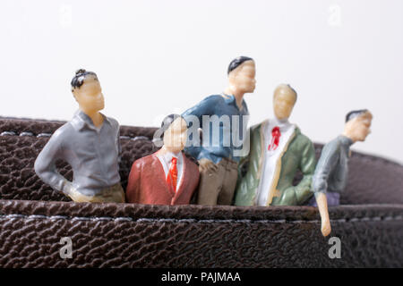 Petite figurine de groupe d'hommes modèle miniature dans les poches Banque D'Images