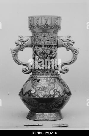 Vase. Culture : le Japon. Dimensions : H. 12 in. (30,5 cm) ; Diam. 8 in. (20,3 cm). Date : 1825. Musée : Metropolitan Museum of Art, New York, USA. Banque D'Images