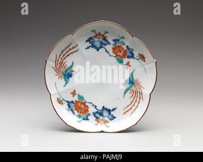 Plat avec Phénix. Culture : le Japon. Dimensions : diam. 7 1/8 in. (18,1 cm). Date : ca. 1760-80. Musée : Metropolitan Museum of Art, New York, USA. Banque D'Images