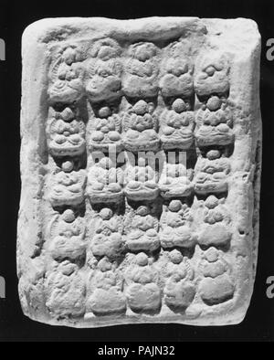 Comprimé du votive avec vingt-cinq Bouddhas. Culture : la Chine. Dimensions : H. 3 1/8 in. (7,9 cm) ; W. 2 3/8 in. (6 cm) ; D. 9/16 in. (1,4 cm). Musée : Metropolitan Museum of Art, New York, USA. Banque D'Images