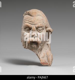 Fragment d'une tête en terre cuite d'un satyre. Culture : le grec, l'italien, Tarentine". Dimensions : H. 4. (10,16 cm). Date : 4ème siècle avant J.-C.. Avec la barbe, moustache tombante et front ridé. Musée : Metropolitan Museum of Art, New York, USA. Banque D'Images