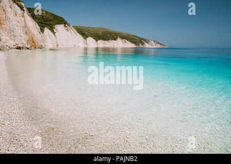 Fteri Beach sur l'île de Céphalonie, Grèce. L'une des plus belles plage de galets intactes avec de l'eau pure d'azur mer émeraude blanc entouré de hautes falaises rocheuses de Kefalonia Banque D'Images