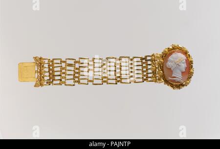 Bracelet (partie d'un ensemble). Culture : l'italien, probablement à Naples. Dimensions : hors tout : 1 15/16 x 6 15/16 in. (4,9 x 17,6 cm) ; cameo visibles (confirmé) : 35,3 x 27,7 mm. Date : milieu du xixe siècle. Faits pour attirer le regard d'un nouveau client se pencha sur la gloire, la salle de bal des caméos dans cet ensemble de bijoux (99.33.1-.6) Grand Tour typique de l'ours, y compris des images (sur le fermoir du collier) Guido Reni Aurora la fresque de 1614 (Palazzo Pallavicini-Rospigliosi, Rome), des scènes mythologiques, des paysans de la Roman campagna, et (à la fois sur l'axe et le collier) Bertel Thorvaldsen est populaire en relief Nuit de 1815 (Thorva Banque D'Images