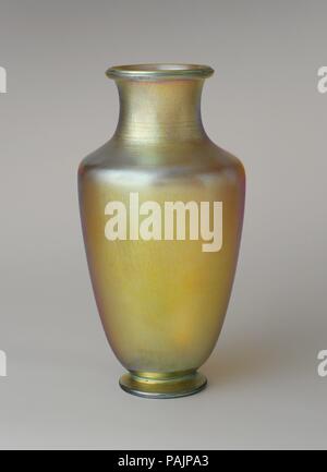 Vase. Artiste : Louis Comfort Tiffany (1848-1933, New York New York). Culture : L'Américain. Dimensions : H. 16 in. (40,6 cm). Date : ca. 1908. Musée : Metropolitan Museum of Art, New York, USA. Banque D'Images