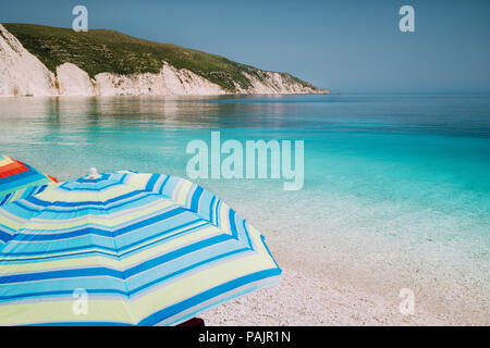 Fteri Beach sur l'île de Céphalonie, Grèce. L'une des plus belles plage de galets intactes avec de l'eau pure d'azur mer émeraude blanc entouré de hautes falaises rocheuses de Kefalonia Banque D'Images