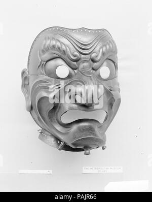 Masque. Inscrit par l'Armurier : Myochin Muneakira (Japonais, période Edo, 1673-1745). Culture : le japonais. Dimensions : H. 7 3/4 in. (19,7 cm) ; O. 6 3/4 in. (17,2 cm). Date : du 1715. Masques ont longtemps joué un rôle important dans la culture japonaise : dans les cérémonies religieuses, la danse, le théâtre nô, et costume militaire. Pour les samouraï, a servi de masque visage principal la défense et a aidé à faire le casque à la tête plus fermement. La majorité des masques ont été demi-longueur ( <i >mempo </i >), couvrant le nez et le visage sous les yeux. Leurs surfaces sont soit en fer laqué ou un roux foncé finition ; les intérieurs un Banque D'Images