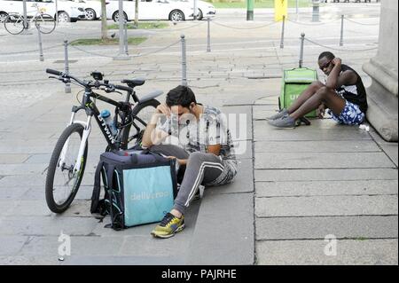 Les hommes de livraison à Milan (Italie) Banque D'Images