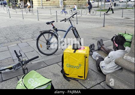 Les hommes de livraison à Milan (Italie) Banque D'Images