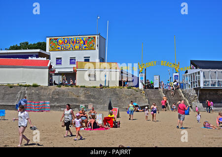 Coney Beach de Porthcawl, Galles du Sud avec entrée au parc à l'arrière-plan. Banque D'Images